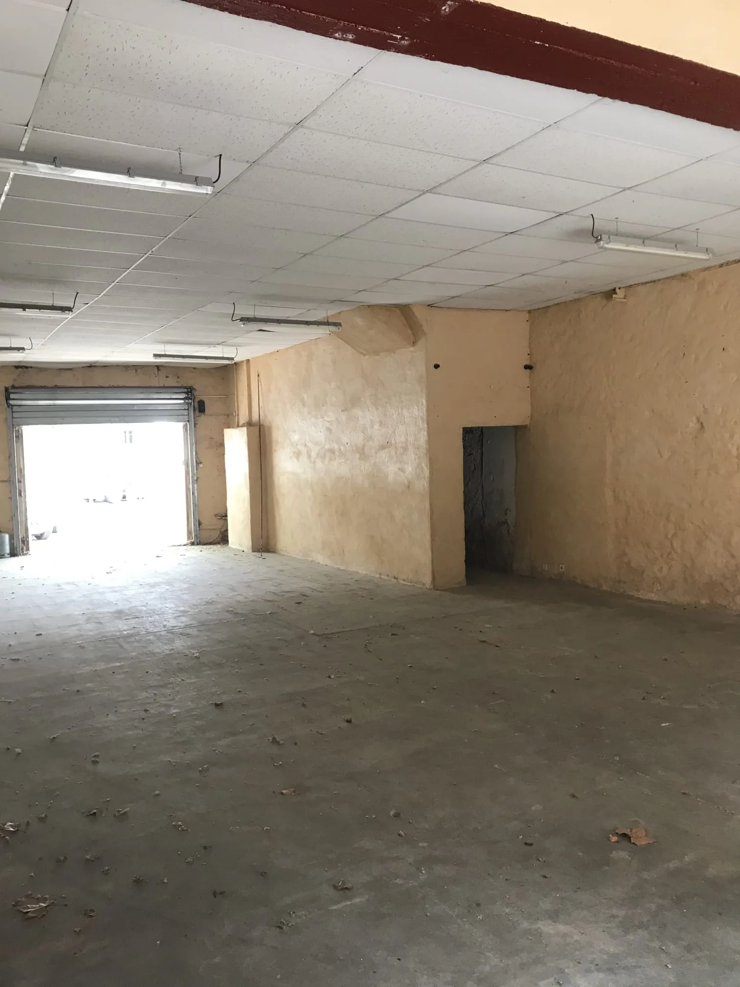 Disponible à la Vente Local Commercial idéalement placé 135 m2 avec cour de 88 m2 et possibilités d'extension de la surface couverte Parking 1000 Places gratuites – Beziers