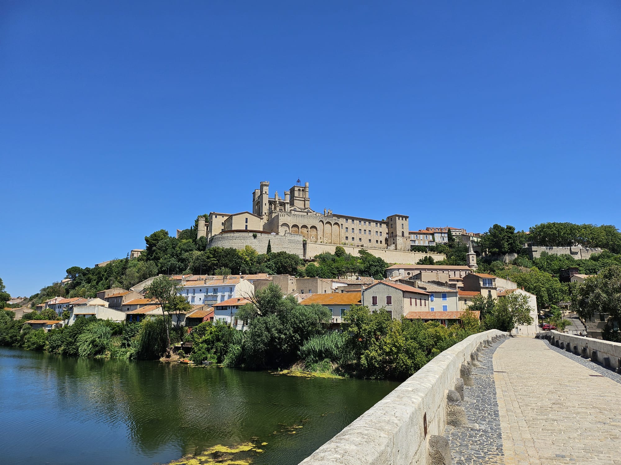 Disponible à la vente Bel Immeuble de rapport Béziers Pont Vieux | 403 m² dont une cour de 88 m2 et extension possible de 100 m2 couvert Déficit Foncier – Beziers